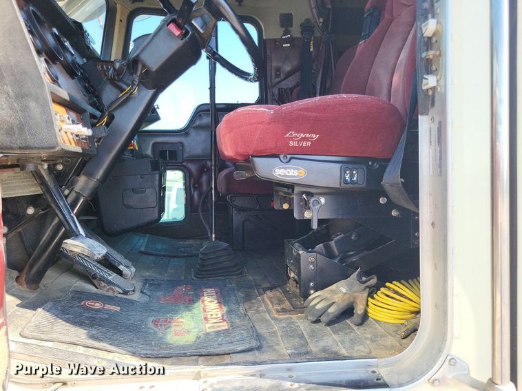 image for item DO4688 1999 Kenworth T800  semi truck