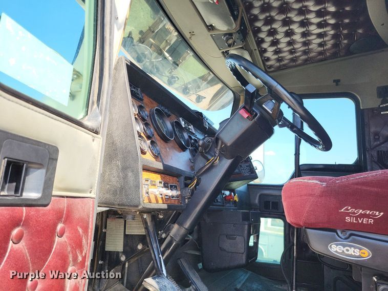 image for item DO4688 1999 Kenworth T800  semi truck