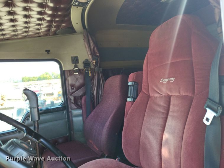 image for item DO4688 1999 Kenworth T800  semi truck