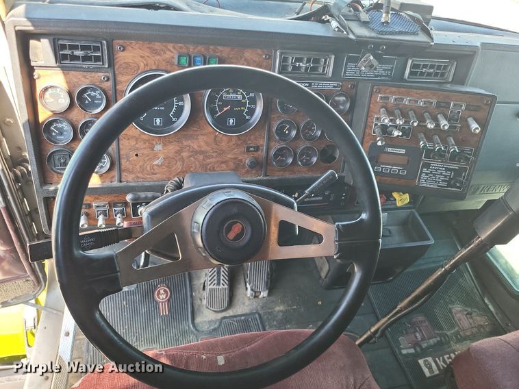 image for item DO4688 1999 Kenworth T800  semi truck