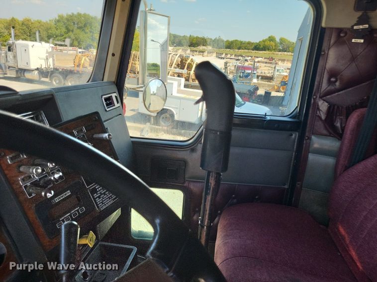 image for item DO4688 1999 Kenworth T800  semi truck