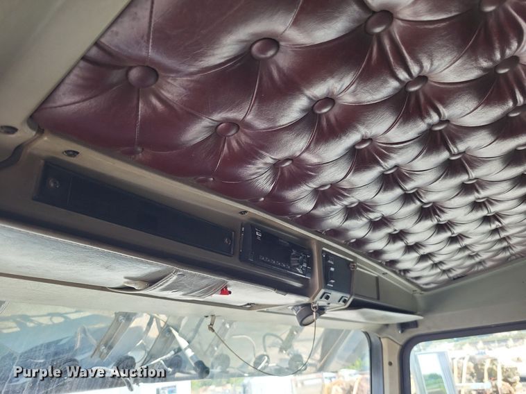 image for item DO4688 1999 Kenworth T800  semi truck