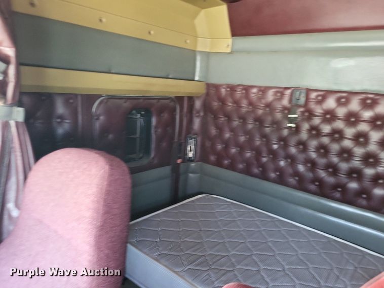 image for item DO4688 1999 Kenworth T800  semi truck