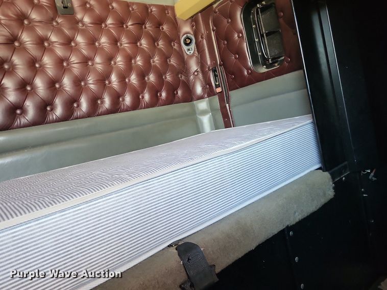 image for item DO4688 1999 Kenworth T800  semi truck