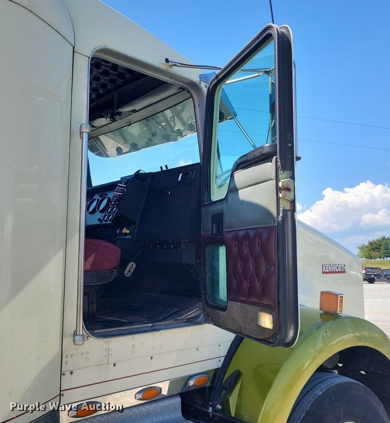 image for item DO4688 1999 Kenworth T800  semi truck