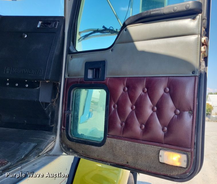image for item DO4688 1999 Kenworth T800  semi truck