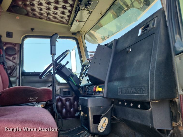 image for item DO4688 1999 Kenworth T800  semi truck