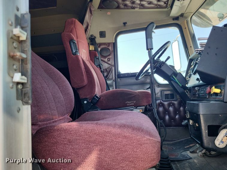 image for item DO4688 1999 Kenworth T800  semi truck