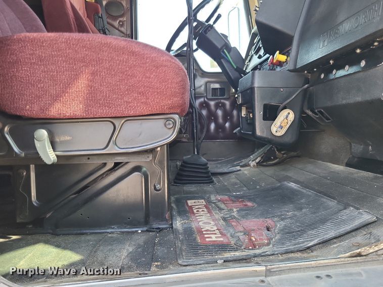 image for item DO4688 1999 Kenworth T800  semi truck