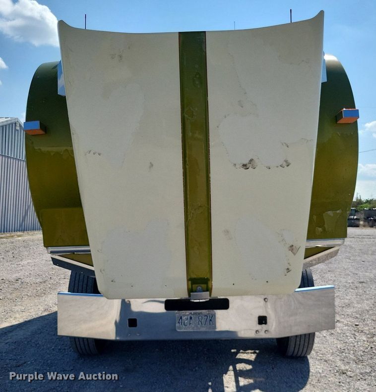 image for item DO4688 1999 Kenworth T800  semi truck