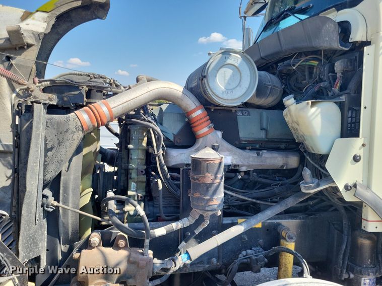 image for item DO4688 1999 Kenworth T800  semi truck