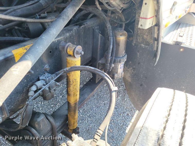 image for item DO4688 1999 Kenworth T800  semi truck