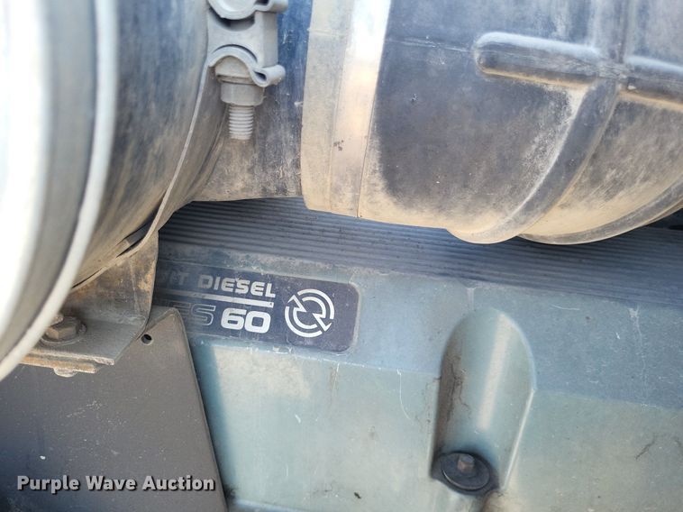 image for item DO4688 1999 Kenworth T800  semi truck