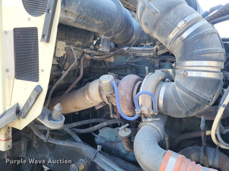 image for item DO4688 1999 Kenworth T800  semi truck