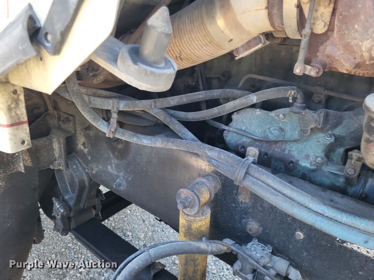 image for item DO4688 1999 Kenworth T800  semi truck