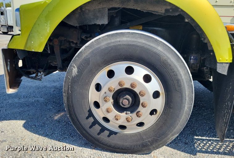 image for item DO4688 1999 Kenworth T800  semi truck