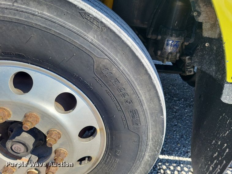 image for item DO4688 1999 Kenworth T800  semi truck