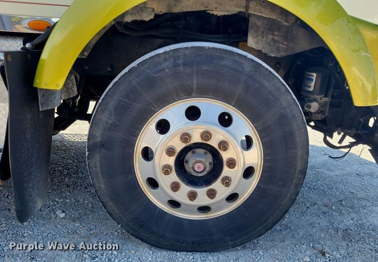 image for item DO4688 1999 Kenworth T800  semi truck