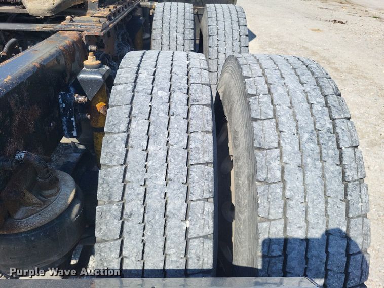 image for item DO4688 1999 Kenworth T800  semi truck