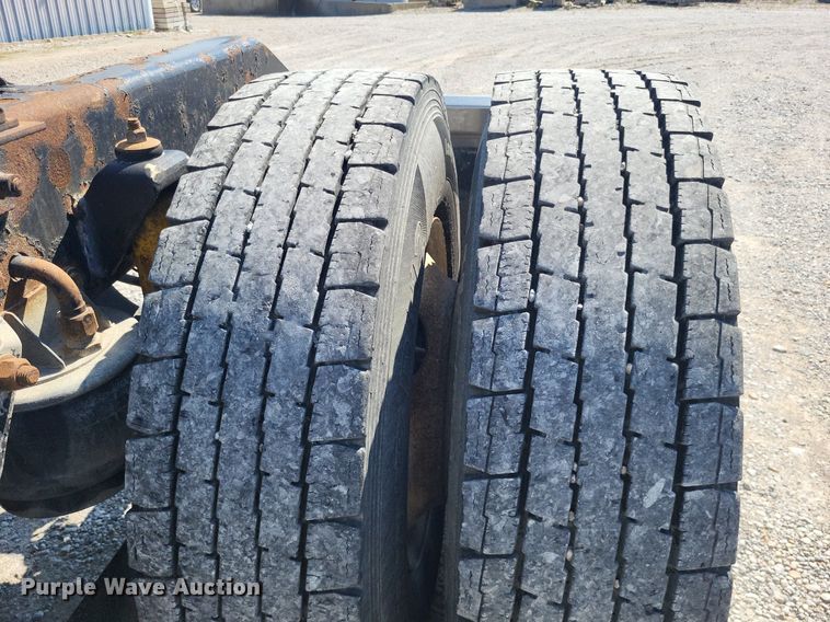 image for item DO4688 1999 Kenworth T800  semi truck