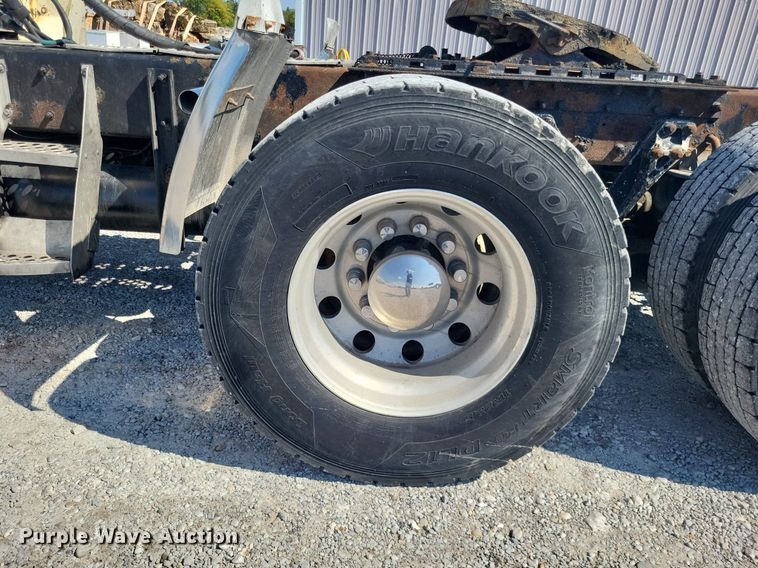 image for item DO4688 1999 Kenworth T800  semi truck