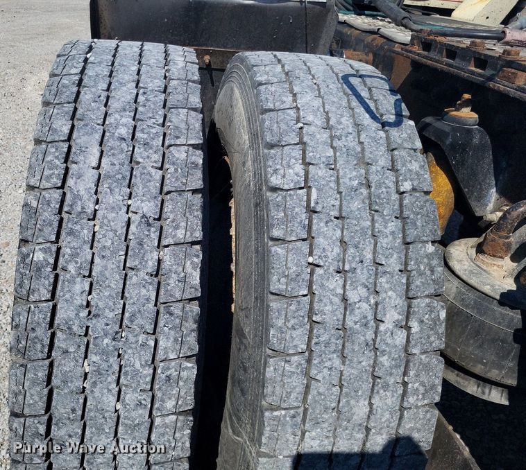 image for item DO4688 1999 Kenworth T800  semi truck