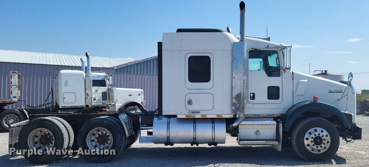 image for item DO4691 2007 Kenworth T800  semi truck