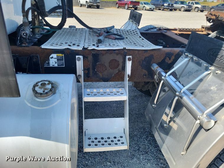 image for item DO4691 2007 Kenworth T800  semi truck