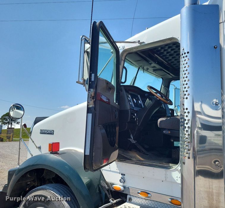 image for item DO4691 2007 Kenworth T800  semi truck