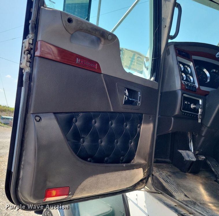 image for item DO4691 2007 Kenworth T800  semi truck