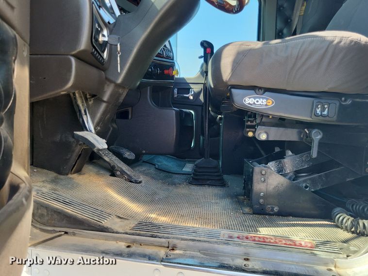 image for item DO4691 2007 Kenworth T800  semi truck