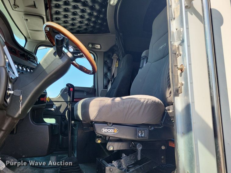 image for item DO4691 2007 Kenworth T800  semi truck