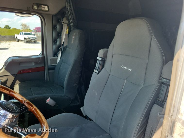 image for item DO4691 2007 Kenworth T800  semi truck