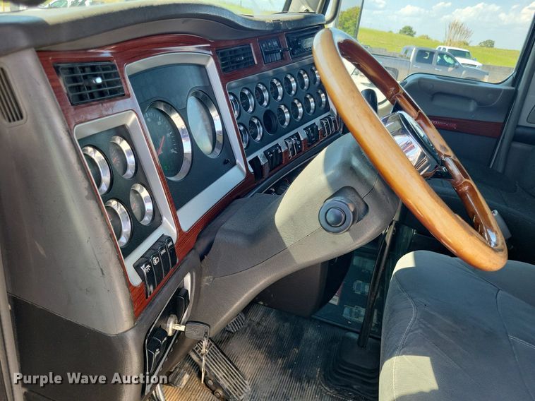 image for item DO4691 2007 Kenworth T800  semi truck