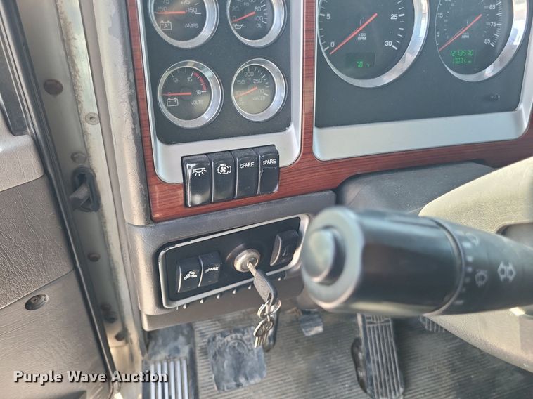 image for item DO4691 2007 Kenworth T800  semi truck