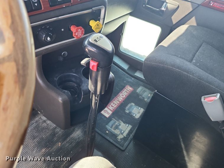 image for item DO4691 2007 Kenworth T800  semi truck