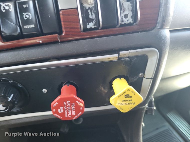 image for item DO4691 2007 Kenworth T800  semi truck