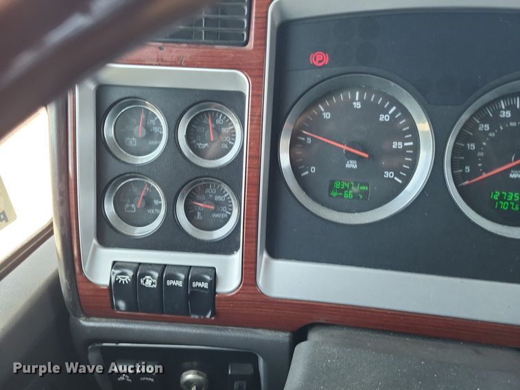 image for item DO4691 2007 Kenworth T800  semi truck