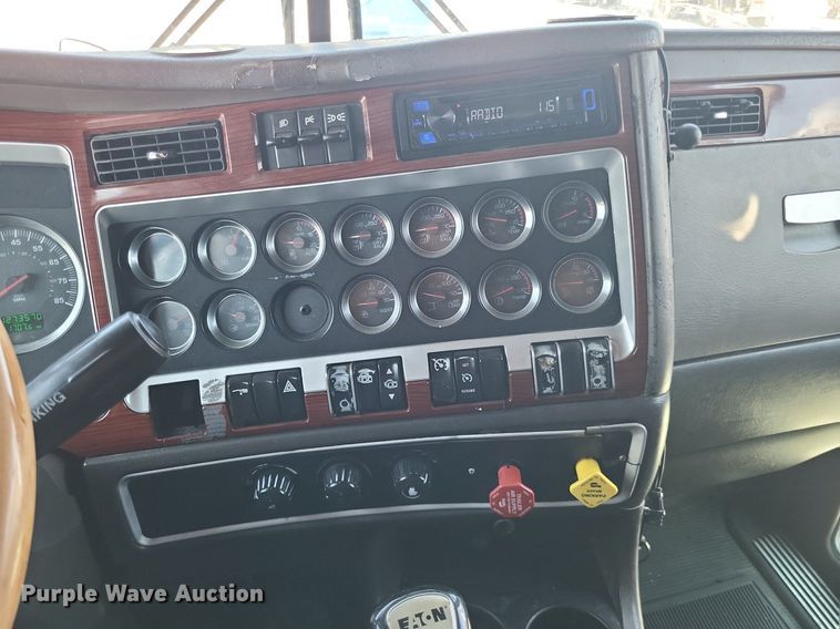 image for item DO4691 2007 Kenworth T800  semi truck