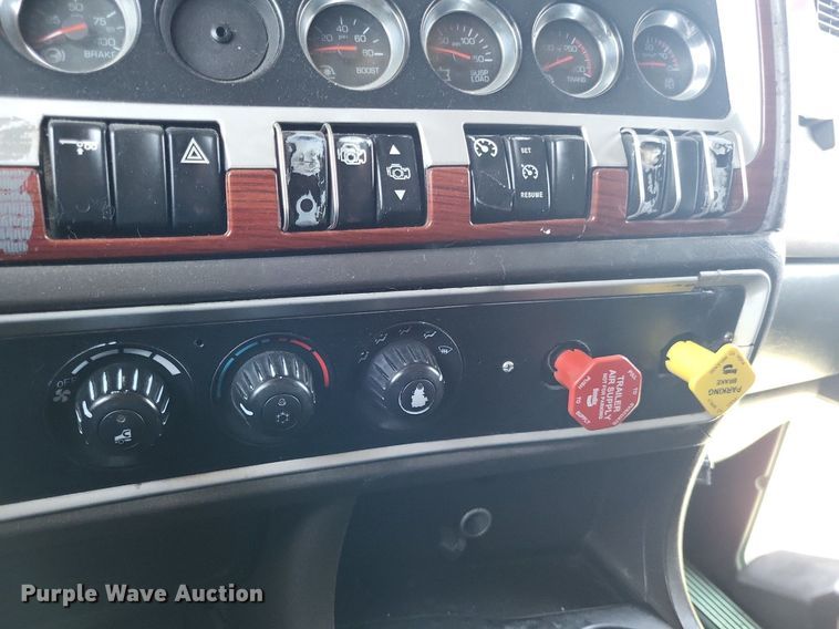 image for item DO4691 2007 Kenworth T800  semi truck