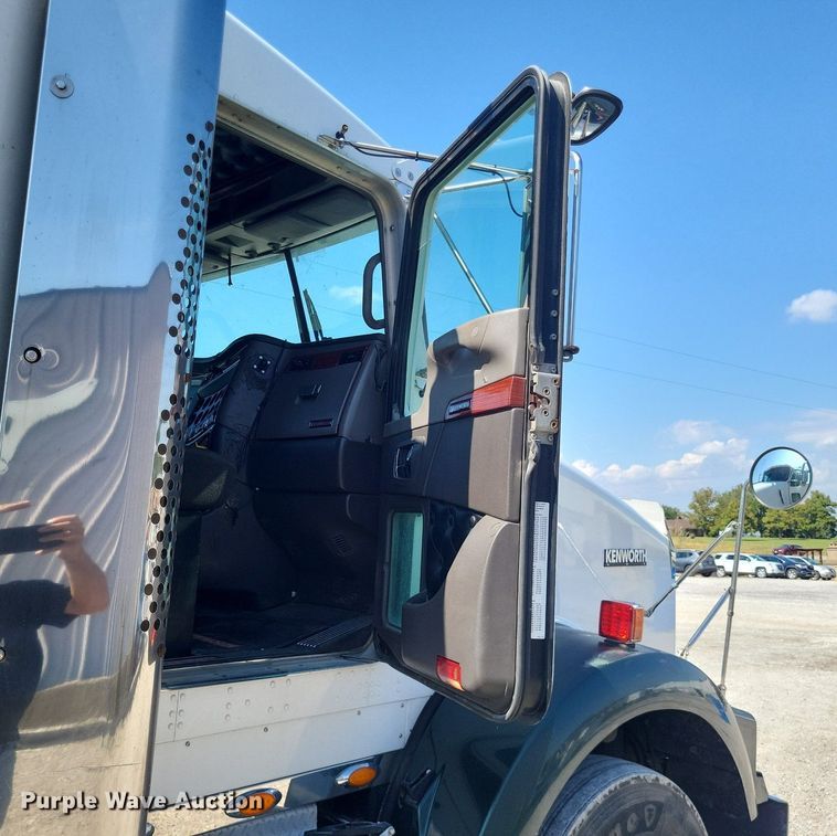 image for item DO4691 2007 Kenworth T800  semi truck