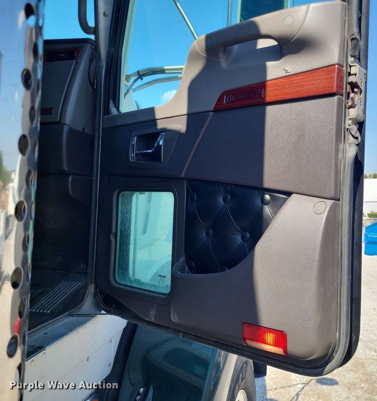 image for item DO4691 2007 Kenworth T800  semi truck