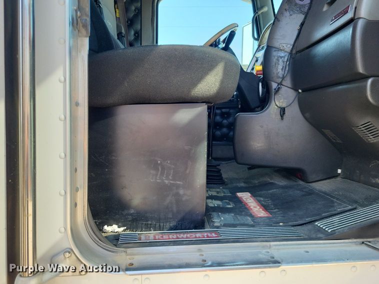 image for item DO4691 2007 Kenworth T800  semi truck