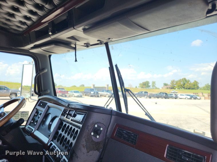 image for item DO4691 2007 Kenworth T800  semi truck