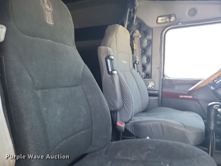 image for item DO4691 2007 Kenworth T800  semi truck