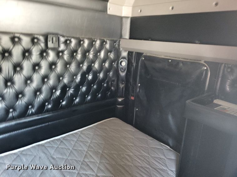 image for item DO4691 2007 Kenworth T800  semi truck