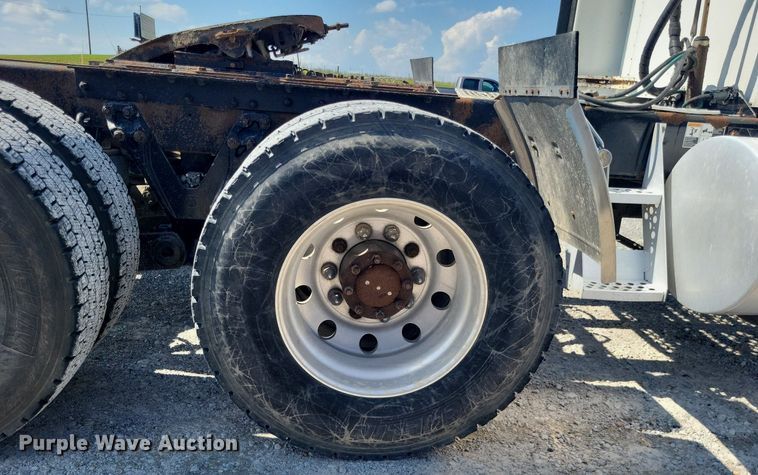 image for item DO4691 2007 Kenworth T800  semi truck