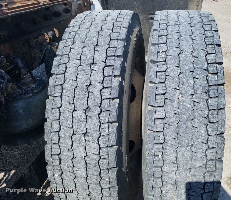 image for item DO4691 2007 Kenworth T800  semi truck