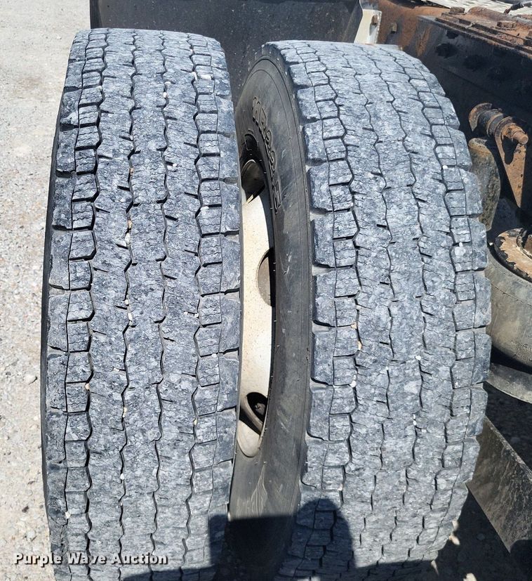 image for item DO4691 2007 Kenworth T800  semi truck