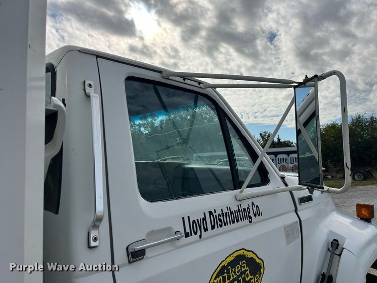 image for item DP2106 1995 Ford F800  delivery truck